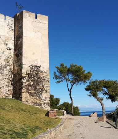 Muralla torreón vista al mar Fuengirola